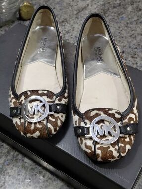 "Michael Kors" Sz.7.5, new looking, Brown & White Pony-Hair MK Logo Ballet Flats
